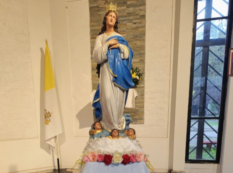 Imagen de la Virgen María de la Asunción adornada de flores